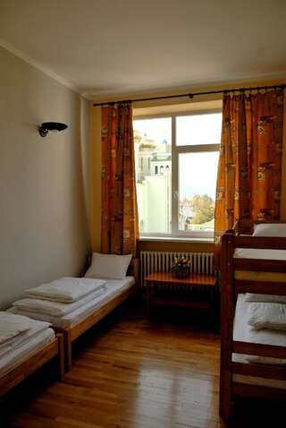 Хостелы Panoramic Hostel Хуст Спальное место на двухъярусной кровати в общем номере для мужчин и женщин-1
