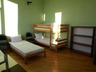 Хостелы Panoramic Hostel Хуст Спальное место на двухъярусной кровати в общем номере для мужчин и женщин-1